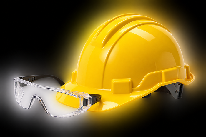 Capacete e óculos de proteção
